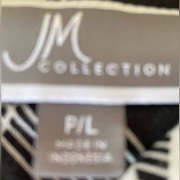 JM collection black and white Turtle neck blouse. - Picture 2 of 2